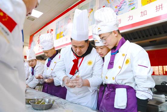职业教育的政策为当代学生指明了哪些方向?