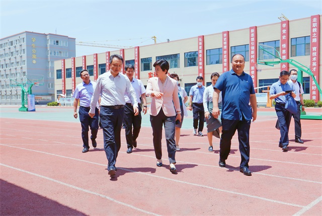 	济南市人民政府副市长杨丽一行莅临我校调研指导工作