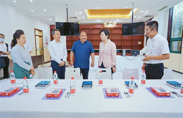 	济南市人民政府副市长杨丽一行莅临我校调研指导工作