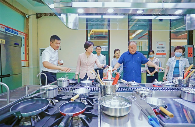 	济南市人民政府副市长杨丽一行莅临我校调研指导工作