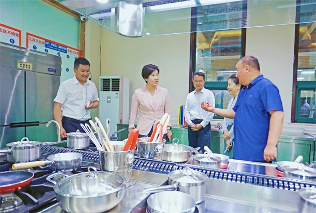 	济南市人民政府副市长杨丽一行莅临我校调研指导工作