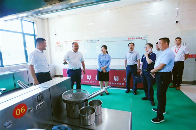 济南市残联党组书记、理事长于红一行莅临山东新东方技工学校参观指导工作